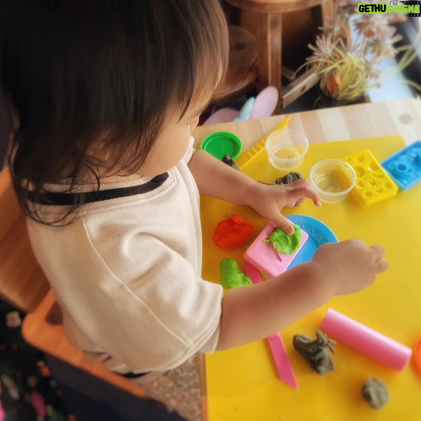 Kaori Nazuka - 874 Likes - 🍱
ついに
毎日お弁当の日々が始まってしまい…
毎朝白目剥きながら作ってたら…🙄
チビたんも一生懸命
ねんどを型に詰めてた🤣
どうやら
私のお弁当らしい♡Love♡
上の子はもう中学生なので
お弁当も可愛さ重視ではなくw
ボリューム重視へ…😋
毎日どうだったか確認しながら
試行錯誤中…🙃