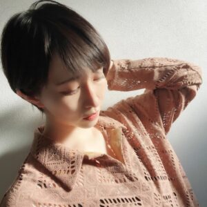 Kaori Nazuka Instagram - ✂︎
#悪魔の手毬唄 千恵子役から
イメチェン成功✨

2枚目が千恵子ヘア
1枚目が現在😊

タケさんありがとうございます♡
さすがです✨
#A10 
ヘアチェンジ大好き♡
