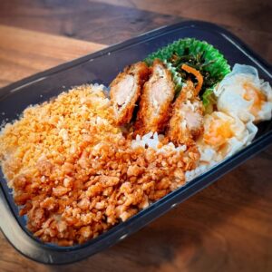 Kaori Nazuka Instagram - 🍱
ついに
毎日お弁当の日々が始まってしまい…
毎朝白目剥きながら作ってたら…🙄
チビたんも一生懸命
ねんどを型に詰めてた🤣

どうやら
私のお弁当らしい♡Love♡

上の子はもう中学生なので
お弁当も可愛さ重視ではなくw
ボリューム重視へ…😋

毎日どうだったか確認しながら
試行錯誤中…🙃