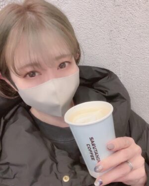Kaori Nazuka Instagram - ⛄️
本日はスロースタートだったので
ちびたんとちょっぴり雪遊びして
朝から珈琲タイムまでしちゃいました❄️💕

前回の雪地獄wとは打って変わって
ハッピーな一日の始まり♡
さぁ！お仕事頑張るぞ！！

皆さまも楽しい一日を♡