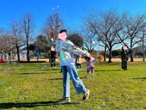 Kaori Nazuka Instagram - 🫧
公園に行ったら
シャボン玉パフォーマンスを
してくださっている方がいて
心が救われました🫧

子供たちも大はしゃぎ♡
ありがとうございます♡
綺麗…😍