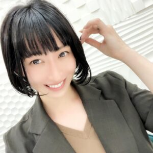 Kaori Nazuka Instagram - 🎵
背景と洋服の感じからか…
ニュースキャスターさんみたい？🤭

別に番組とかじゃないんだけど😅
なんか楽しくなって撮っちゃいました🤗

今日思ったより寒いし
若干だけど雨もパラパラ…☔️
今日はギリ降らないかなー…
と思ってたのに🙄