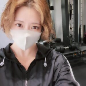 Kaori Nazuka Instagram - 🤸
少し前からですが…
ジムふっか〜つっ！！！

ようやく動きが軌道に乗ってきた感じ…w

眠っていた筋肉が目覚め始めました🤣

愕然とするくらい太り過ぎたので😅
気合い入れて頑張ります！！！