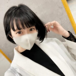 Kaori Nazuka Instagram - ☘️
そうそう！
舞台の本番に向けて
髪黒くしたんよ♡

まだまだ掴みきれてないけど…
少しづつ彼女のことが
分かってきた感じ…♡

参考になりそうな資料かき集めながら
必死に彼女の心を追い求める日々…

最近本当…歌姫が続いてるけど🤭
みんな全然違って面白い✨
heroq.com #ヘロQ