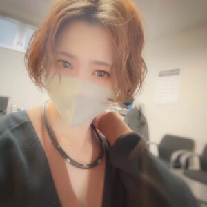 Kaori Nazuka Instagram - 🕊️
今朝…
たまたま鏡前で
髪の毛を
耳にかけてみたら…

おぉ、
このヘアセットもありだな✨
となった😁
かなりクールだけど
スッキリしてて嫌いじゃない✨

服装によって
使い分けるのありだな…🤔