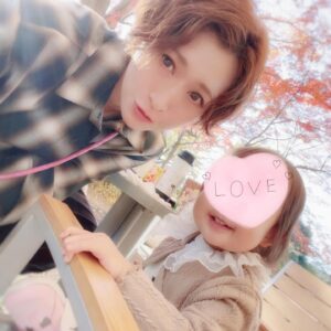 Kaori Nazuka Instagram - 🍁
紅葉キレイだった〜♪

短い時間だったけど
楽しく幸せな時間♡

公園久しぶりだったなぁ…🕊️