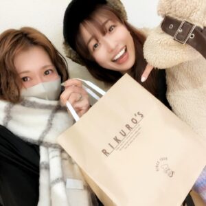 Kaori Nazuka Instagram - 🧁
優しい優しい麻帆が♡
忙しいのに🥲
私の大好きな
りくろーおじさんのチーズケーキを
買って来てくれた😭💕

優し過ぎる✨
最高かよ♡
大好きだぁ〜♡♡♡

至福の時間となりました♡

食べてる時もだけど…
何より麻帆の
向日葵のような笑顔に
大変癒されました♡

会えた時間
1時間弱だけど
楽し過ぎて
思い出しニヤニヤが
止まらない…笑