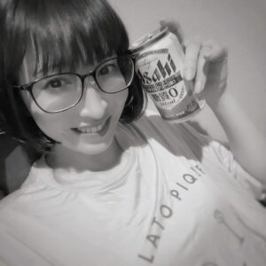 Kaori Nazuka Instagram - ♡
一人打ち上げ中w
家族ももう寝てるので
仕事部屋でひっそりと♪
でも、明日もあるから
そこそこで休みまーす😁

…にしても…
部屋が散らかってきたなぁ…
本番始まると大抵いつもこーなる…😅
家のことも頑張らなきゃなぁ…😂