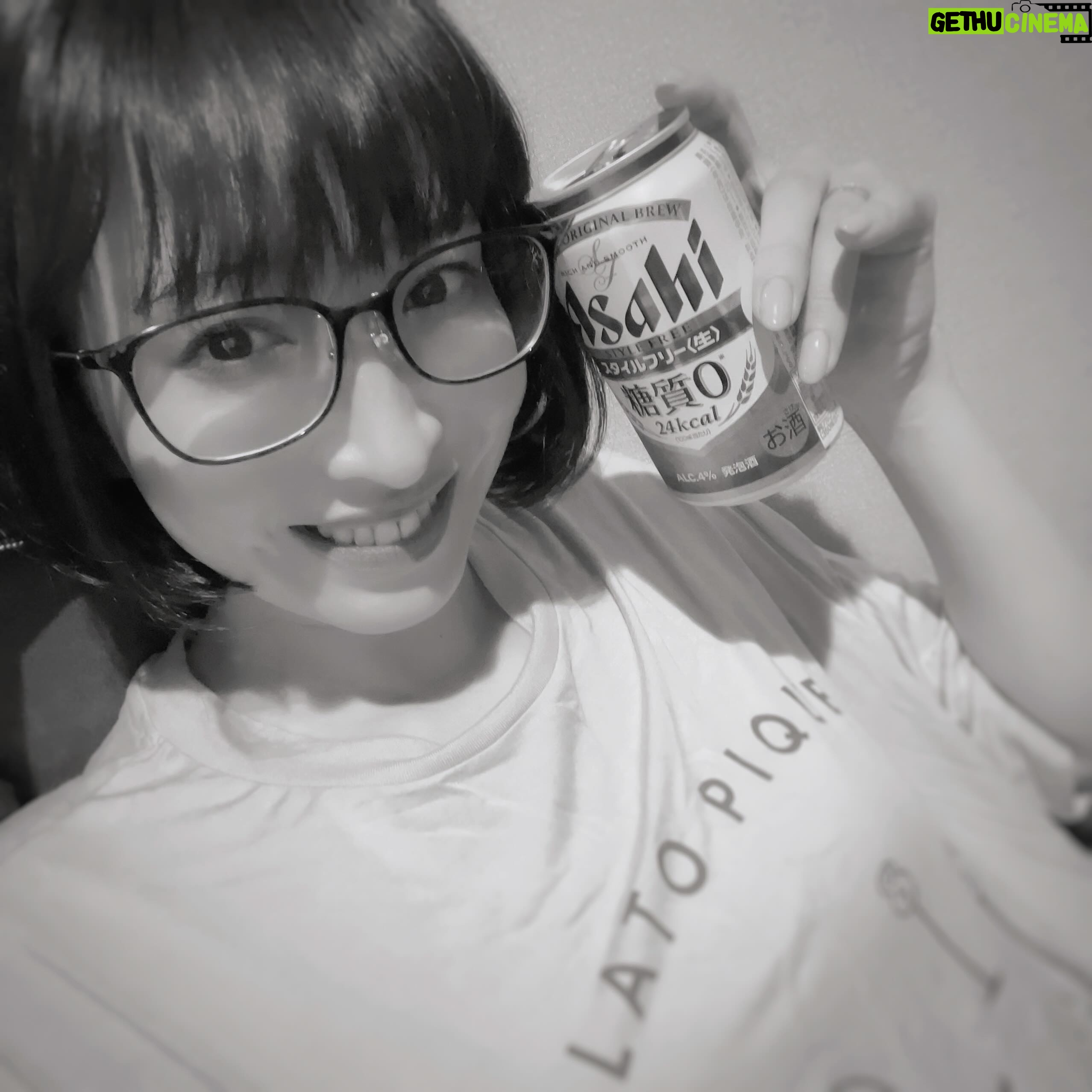 Kaori Nazuka - 1K Likes - ♡
一人打ち上げ中w
家族ももう寝てるので
仕事部屋でひっそりと♪
でも、明日もあるから
そこそこで休みまーす😁
…にしても…
部屋が散らかってきたなぁ…
本番始まると大抵いつもこーなる…😅
家のことも頑張らなきゃなぁ…😂
