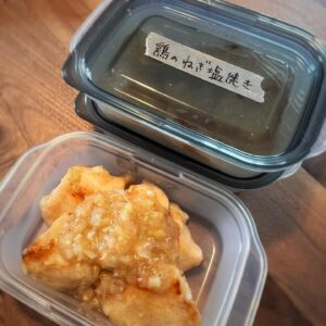 Kaori Nazuka Instagram - 🍱
約一週間で
少しは上達した気がする😋

まだ一週間…？🙄
という恐怖もあるけど…
そこは考えずに…w

ストックも増えたし
気持ち的にも
楽しめるようになってきた♡

娘も新生活で
ドキドキしたり
ワクワクしたり
慣れない生活やルールに
気づかないうちに
たくさんストレス
抱えてるだろうから…
お弁当で
少しでも元気になれたら…♡
と、つい張り切っちゃうよねw

もっともっと
レパートリー増やすぞ〜🎶
#お弁当