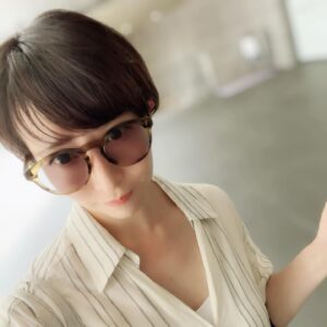 Kaori Nazuka Instagram - 🕶️
調光レンズサングラス🕶️
出会ってしまって買っちゃった♪
柔らかい色だから合わせやすい♡
サングラスは大きめが好き😊