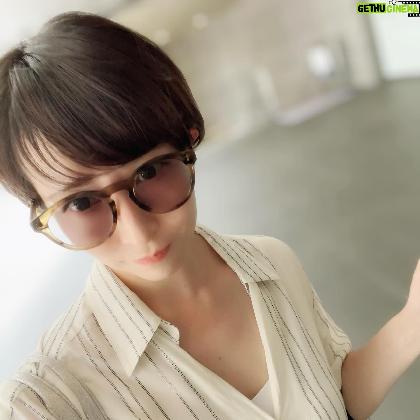 Kaori Nazuka - 1K Likes - 🕶️
調光レンズサングラス🕶️
出会ってしまって買っちゃった♪
柔らかい色だから合わせやすい♡
サングラスは大きめが好き😊