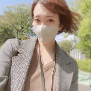 Kaori Nazuka Instagram - ☘️
先日は
仕事の合間に
保護者会もあったので
夏用ジャケットで
お仕事に…♡

ジャケット着ると
気持ちもキリッとするよね✨
会社員になった気分で
ちょっとウキウキしちゃう🤭

夏用だから
薄手で軽くてお気に入り♡

ジャケット
集めたくなっちゃうなぁ…🥴