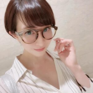 Kaori Nazuka Instagram - 🕶️
調光レンズサングラス🕶️
出会ってしまって買っちゃった♪
柔らかい色だから合わせやすい♡
サングラスは大きめが好き😊