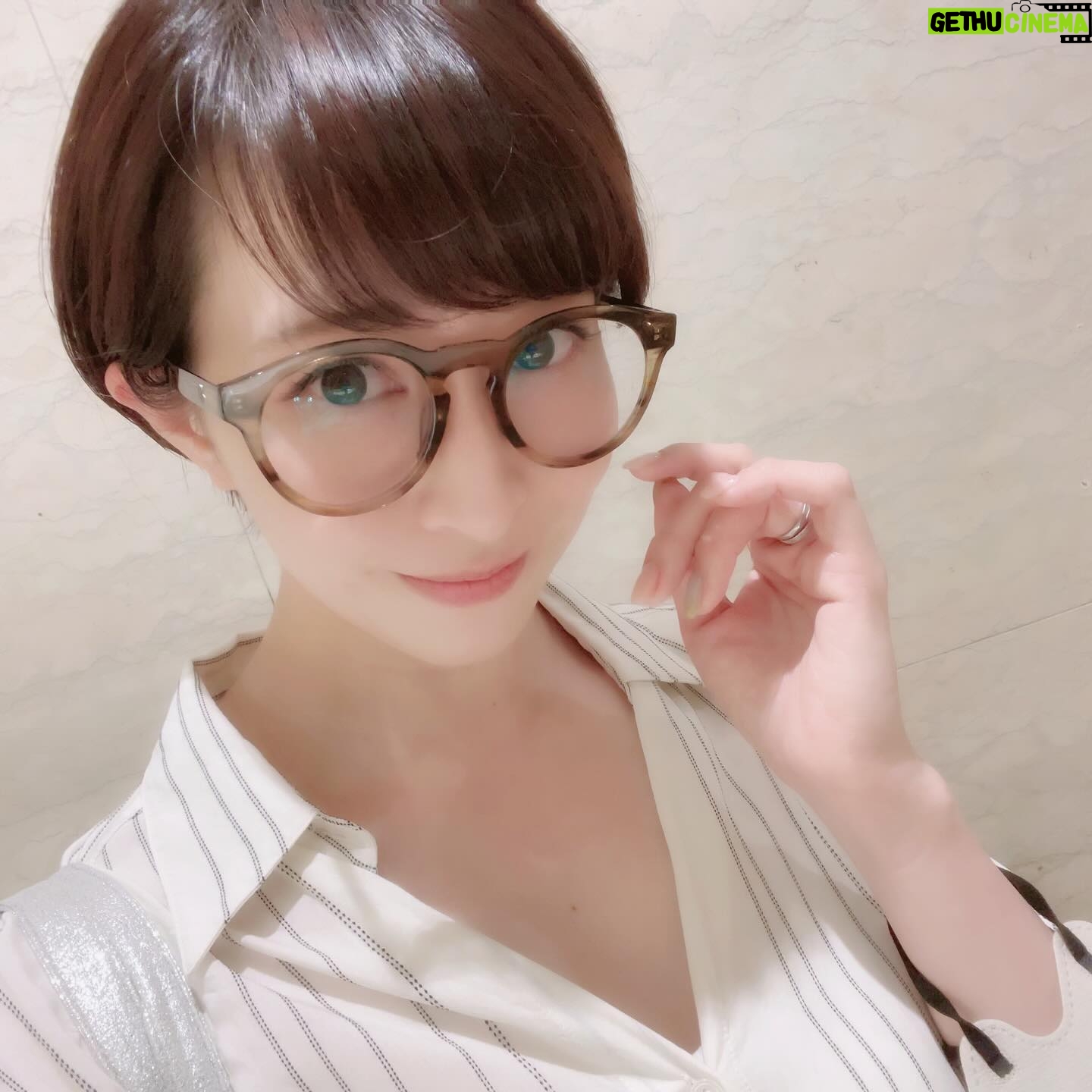 Kaori Nazuka - 1K Likes - 🕶️
調光レンズサングラス🕶️
出会ってしまって買っちゃった♪
柔らかい色だから合わせやすい♡
サングラスは大きめが好き😊