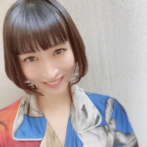 Kaori Nazuka Instagram - ♪
私はいよいよ
次が千秋楽！！
劇場で観ていただけたら嬉しいですが…
なんと！今夜は生配信もありますよ♡

『悪魔の手毬唄」』
5月10日（金）18:30～
配信チケット料金　5,000円

購入URL
https://www.ticketpay.jp/booking/?event_id=50764

※配信アーカイブ期間
公演終了から2週間
5月24日（金）23:59まで

#ヘロQ #悪魔の手毬唄