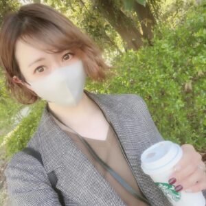 Kaori Nazuka Instagram - ☘️
先日は
仕事の合間に
保護者会もあったので
夏用ジャケットで
お仕事に…♡

ジャケット着ると
気持ちもキリッとするよね✨
会社員になった気分で
ちょっとウキウキしちゃう🤭

夏用だから
薄手で軽くてお気に入り♡

ジャケット
集めたくなっちゃうなぁ…🥴
