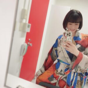 Kaori Nazuka Instagram - ♡
お気に入りの楽屋着♡
夏でも冬でもサラッと着れて
とっても便利♪

#ヘロQ #悪魔の手毬唄 
いよいよ明日で私は最後…。
先に終わっちゃうのは
やっぱりちょっと寂しいね🥲

でも！
あやねるに
しっかりバトンを渡すため
良きMy千秋楽となるよう
楽しむぞー！！