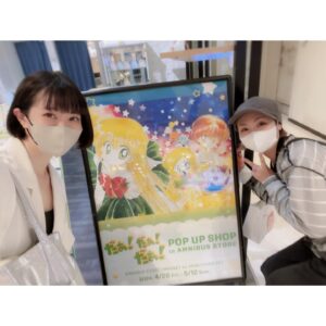 Kaori Nazuka Instagram - ⭐︎
少し前ですが…
ゆうゆうと
『だぁ！だぁ！だぁ！』の
POP UP SHOPに行ってきたよ♡

どれも可愛くて全部欲しかったけど…
作品roomに飾りたいイラストを中心に購入♪ 
しかも
ゆうゆうに
サイン入れてもらっちゃった♡
贅沢✨
楽しかった〜♡
#だぁだぁだぁ #三瓶由布子