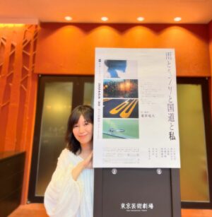 Kaoru Okunuki Instagram - .

蓬莱さんの作品はいつでもどれも好きだけど、
やはり劇団公演は特別。
物語に泣かされ、劇団員のみんなの姿にも涙。
この尊さはなんだろう。
どこかでもう一回観に行きたいなあと思いつつ、
ひとりでも多くのひとに観てほしいから。
連日満席のようですがお時間ある方は、ぜひ。
雨とベンツと国道と私。
このタイトルも素晴らしいなあと、小さくつぶやいてみる。
窓の外はちょうど雨降り。

モダンスイマーズ25周年公演
「雨とベンツと国道と私」
2024/6/8-6/30
東京芸術劇場 於シアターイースト
