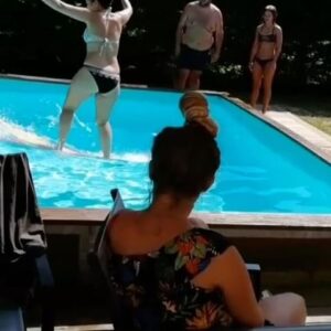 Kapinha Instagram - Férias!!! ☀️ Nunca experimentem fazer surf 🏄‍♀️ com uma televisão de 70 polegadas por perto! 🤣🤣🤣

#ferias #amigos #piscina #surf #tv #pool #vacation #kapinha #funny