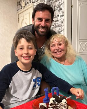Kapinha Instagram - Surpresa à 00:01 🎂 
O nosso amorzinho faz hoje 10 anos. 🎉 
Já passou uma década. 
Foi a melhor coisa que fizemos nas nossas vidas e hoje vamos comemorar 🥳 com o coração cheio! ❤️
•
•
#aniversario #gabrielkapinha #10anos #hoje #today #17abril #kapinha #parabéns #bday #happybirthday #happybday