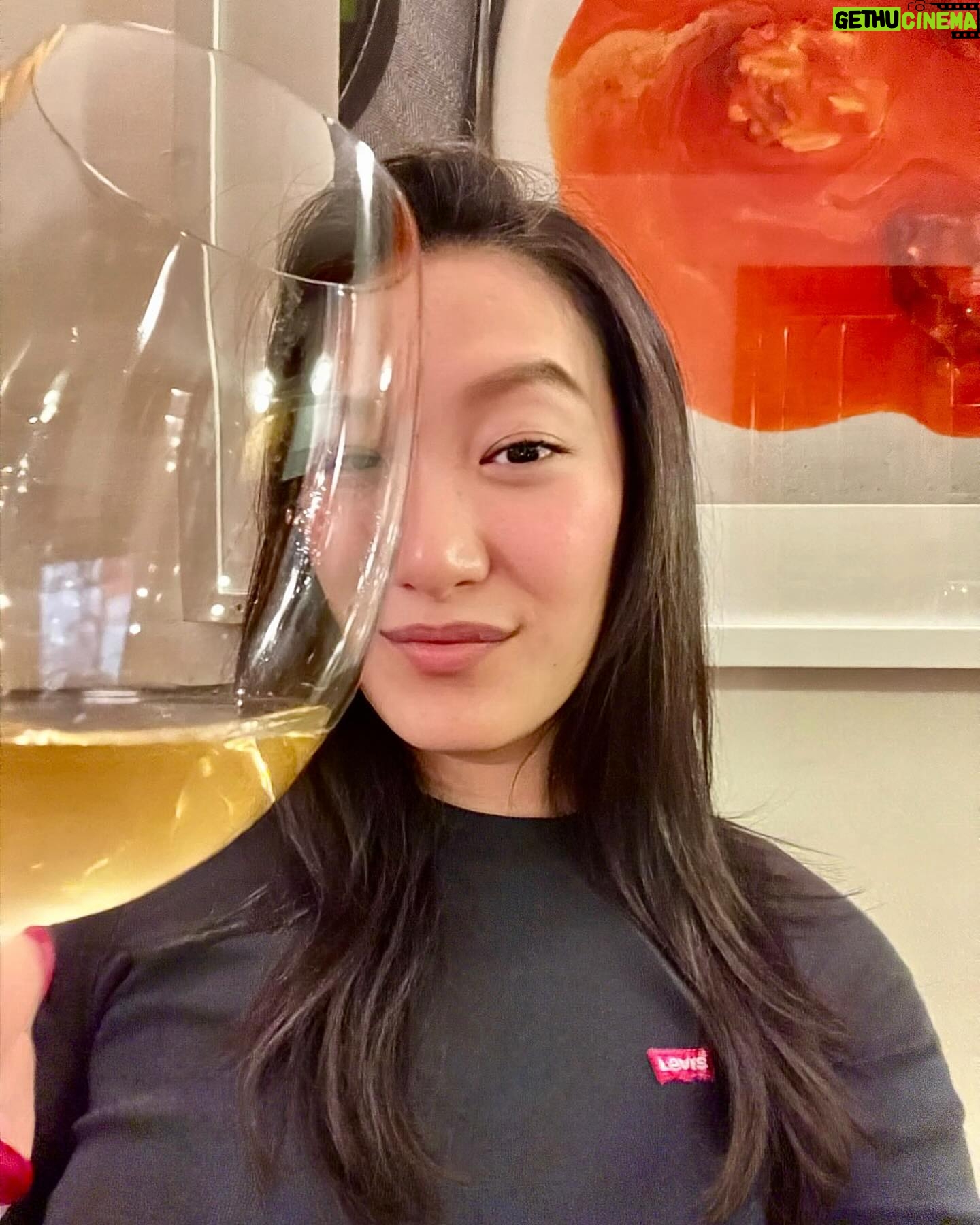 Kara Wang - 3 Likes - #SommelierSunday š· the La Spinetta Colli Tortonesi Timorasso Derthona is produced with 100% Timorasso grapes from Piedmont. Floral notes on the nose with a hint of grapefruit on the palate make this an excellent Italian white wine with structure. Pairs beautifully with a light pasta. š·
#sommelier #whitewine