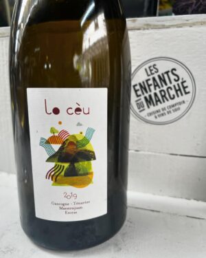 Kara Wang Instagram - #SommelierSunday 🍷 have been living my best life drinking all the wine in Paris 🇫🇷 featuring here a great glass of wine from @lesenfantsdumarche in the historic open-air Les Enfants Rouges market. the Lo Cèu is a natural white wine from Gascony, France. lovely minerality on the nose with notes of apple and pear on the palate. paired perfectly with escargot 🤌🍷🧈

#wine #sommelier #paris