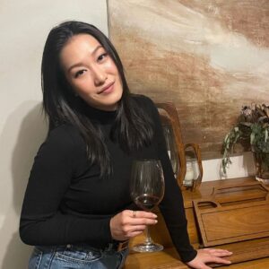 Kara Wang Instagram - #SommelierSunday 🍷 anything more classic than a bottle of @stagsleapwinecellars ? The Investor is a blend of Merlot, Petite Syrah, Cabernet Sauvignon, and Malbec. A full bodied red with notes of plum and pepper, this wine would be a delicious pairing with some lamb. 🍷 

#wine #sommelier #stagsleap