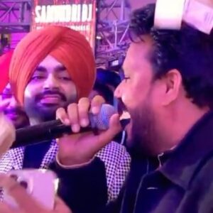 Karamjit Anmol Instagram - ਮੈਂ ਚਾਦਰ ਕੱਢਦੀ ਨੀ | KARAMJIT AMMOL | LIVE PERFOMANCE | JORDAN SANDHU | GIPPY GREWAL
.
.
.
.
.
.
.
.
.
.
.
.
.
#punjabi #punjabisongs #punjabiwedding #punjabiliveshow #gippygrewal #jordansandhu #surreypind #surreywale #brampton #melbourne #adelaide #australiapunjabi #pakistanpunjab #pakistanistagedrama #nareshkathooria #nishabano