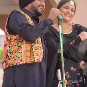 Karamjit Anmol Instagram - Finally “IK VAAR SUNKE” is Out on Trublue official YouTube Channel. ❤️
Need your Support and Blessings 🙏🏼

@karamjitanmol @loenakaur @dilmaan__ @karmgill_ @gora_maan_official #tejinabheala

#karamjitanmol #loenakaur #punjabisongs #newpunjabisongs #songs #punjabigaane #music #punjabimusic #trublue