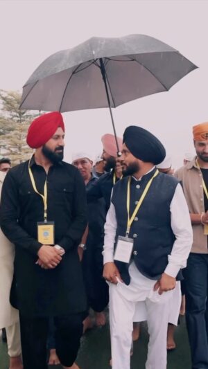 Karamjit Anmol Instagram - MAUJAAN HI MAUJAAN TEAM AT KARTARPUR SAHIB 🇵🇰
