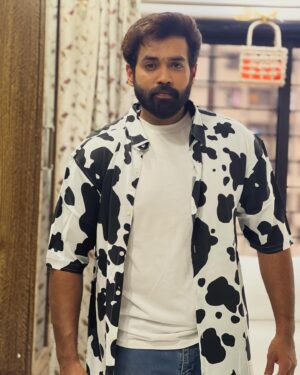 Karan Khanna Instagram - Birthday post Toh Banta hai 😎 
Feeling ecstatic and amazing with all the good and best wishes that has come my way from all you guys…feeling grateful 🙏happy 🥰 and soft n calm and I m smiling thank you so much once again all of you…its always so special to receive all the messages and means a lot to me! 
Thanks for making my day so beautiful ❤️
I love you all ❤️
