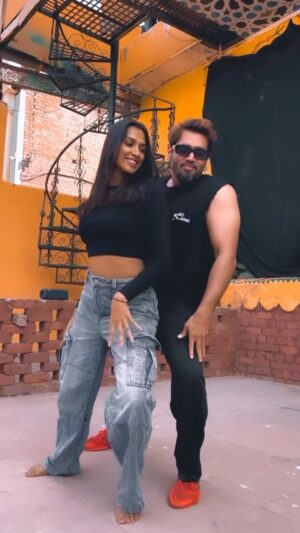 Karan Khanna Instagram - We love dancing 💃 🕺 
.
.
.
#dancepartner #udaariyaan #aditibhagat #karankhanna #salsa