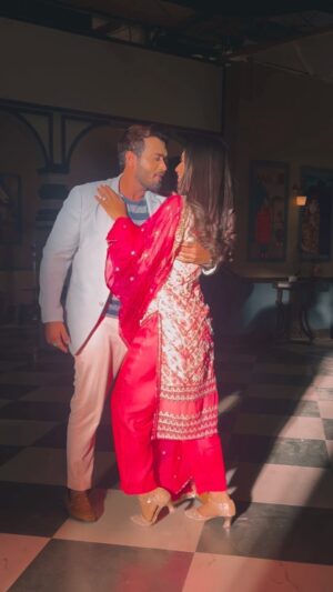 Karan Khanna Instagram - Meet my friend Kabir @justkarankhanna ✌🏽
.
.
.
#udaariyaan #aditibhagat #aasma #aasmakiudaariyaan❤️✈️ #karankhanna #colorstv