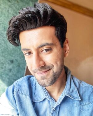 Karanvir Sharma Instagram - I guess good lighting calls for a good selfie. 🤳 

And ofcourse my fav @diljitdosanjh song. #Loveya

#diljitdosanj #karanvirsharma #dosanjgang #kvians #selfie #denimshirt #karanvirsharma𓇼 #rabbsehaidua #portrait #shotoniphone