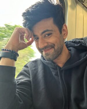 Karanvir Sharma Instagram - Quick question. 
Which look suits better ?

Swipe ➡️🫱

#karanvirsharma #beardstyle #travel #selfies