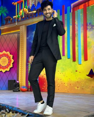 Karanvir Sharma Instagram - Kaisa laga aap sab ko ? 

Khana bhi 
Gaana bhi aur 
Fungama Bhi. 🎉

@zeetv @zee5shows 

#rabbsehaidua #haider #dua #duha #zeetv #zee #zee5shows #fun #games #live