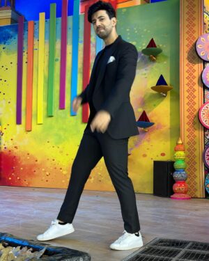 Karanvir Sharma Instagram - Kaisa laga aap sab ko ? 

Khana bhi 
Gaana bhi aur 
Fungama Bhi. 🎉

@zeetv @zee5shows 

#rabbsehaidua #haider #dua #duha #zeetv #zee #zee5shows #fun #games #live
