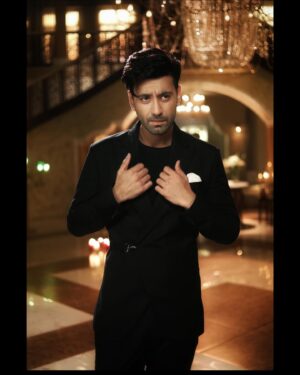 Karanvir Sharma Instagram - Haider 🦁 

नाम तो सुना होगा ! 

Thank You one and all for the unwavering support. 

Be it the makers, the team or the fans. 

Each one of you’ll have made me wake up every day to thrive and push my limits. 
And it’s safe to say … I have none. 😉 

Hoping to entertain you all again in a different more challenging act. Until then you can enjoy some throwback from the sets of Rabb Se Hai Dua 🤲 

Rab Rakha ! ☀️

#haider #rabbsehaidua #karanvirsharma #karanvirsharma𓇼 #zee5 #zee5shows #zee #zeetv