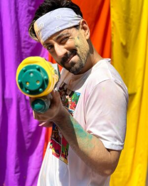 Karanvir Sharma Instagram - 🩵💚💛🧡🩷💙💜

.
.
.
.
.
.
#holi #holi2024 #holifestival #karanvitsharma #balamoichkari #karanvirsharma #kvians