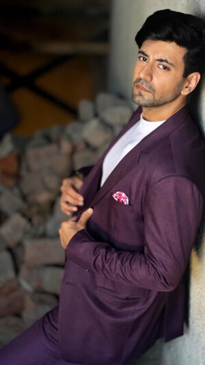 Karanvir Sharma Instagram - Menu suit suit karda ? 

Ima big @diljitdosanjh fan. Yes 

#trending #diljitdosanjhsongs #diljitdosanj #magic #newreel #newsong