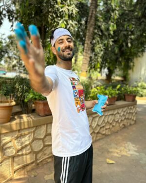 Karanvir Sharma Instagram - 🩵💚💛🧡🩷💙💜

.
.
.
.
.
.
#holi #holi2024 #holifestival #karanvitsharma #balamoichkari #karanvirsharma #kvians