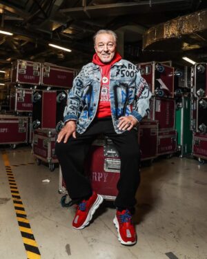 Karel Gott Instagram - Milí přátelé, vaše včerejší vřelé přivítání na koncertě Leoše Mareše v O2 aréně je pro mě nezapomenutelné! 🤩Tento večer mě naplnil energií a přinesl mi mnoho radosti na hodně dlouho. 😍Díky Leoši za pozvání a velká gratulace k tříkrát vyprodané aréně. 👍Ještě musím hodně cvičit.😉Děkuji za fotografie @petrkozlik_photo @thebrandsprague @lbm_parizska #balenciaga #vetements #versace #lbmparizska #thebrandsprague #trikoncerty #leosmares #karelgott #outfitofthenight #dusanchrastek #petrkozlikphotographer #danielpasekhairstylist