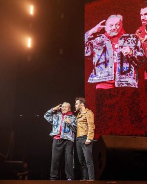 Karel Gott Instagram - Milí přátelé, vaše včerejší vřelé přivítání na koncertě Leoše Mareše v O2 aréně je pro mě nezapomenutelné! 🤩Tento večer mě naplnil energií a přinesl mi mnoho radosti na hodně dlouho. 😍Díky Leoši za pozvání a velká gratulace k tříkrát vyprodané aréně. 👍Ještě musím hodně cvičit.😉Děkuji za fotografie @petrkozlik_photo @thebrandsprague @lbm_parizska #balenciaga #vetements #versace #lbmparizska #thebrandsprague #trikoncerty #leosmares #karelgott #outfitofthenight #dusanchrastek #petrkozlikphotographer #danielpasekhairstylist