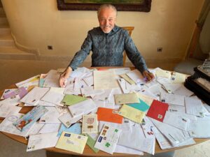 Karel Gott Instagram - Moji milí příznivci, probírám se množstvím vašich gratulací, které jste mi poslali a stále posíláte k narozeninám a musím říct, že jsem z vašich přání velmi dojatý. Jsem vděčný za vaši mnohaletou přízeň, která mě činí šťastným. Děkuji za všechno, mám vás rád.