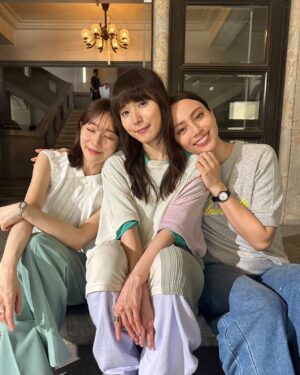 Karen Takizawa Instagram - こんばんは✨

ついに、明日7月4日木曜日から
GEEKS始まります🥹✨

みんなで作り上げてきた、毎日は今の私にとってほんとうに愛しいです😭

学校みたいな気持ちで入学して、毎日いろんな人からいろんなことを教えてもらって、
クラスメイトにも恵まれ、先生たちにも恵まれたような生活でした。(まだ撮影は続いてます)

そんな思い出が明日から皆様の前に繰り広げられていくとおもうと、嬉しい以外の感情はありません。

演技が楽しいって教えてくれた、
まゆやみなみさんを始めにした、みなさまにはありがとうが言い収まりません🥲♡

素敵な毎日でした。
素敵には言葉が収まらない日々でした。

明日よる10時から、
フジテレビさんにてスタートします🚩

明日は朝からめざましさんやぽかぽかさんにおじゃまさせていただきますので、朝起き様も昼起き様もぜひ☺️