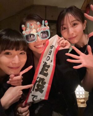 Karen Takizawa Instagram - まゆとみな実さんとごはんにおでかけした日🐟(夜ご飯のみ)

最後急にみなみさんがまゆに目を開いたり閉じたりし始めていて、何を一体しているんだろう？と思っていたら、、、

まゆがバッグからこのお祝い一直線のタスキとサングラス🕶️を出してくれて、祝ってくれました🥹✨

ありがとう、まゆとみなみさん🥹

ほとんどの1週間が３人に会うのに、
不思議です。

過ごしても過ごしても、話すことがあるんです🥰

毎日ちょっとずつ、私もまた素直になれる日が増えてきています。

ものすごい勢いで、話をして、まるで友達になる予定スケジュールに入っていたかのようにすんなり、友達道🛣️を歩けている気がします。

また、幸せです！

だって自分の人生を楽しくする旅人たちに出会えたから✨

今日もそんな2人は近くでドラマしてます☺️