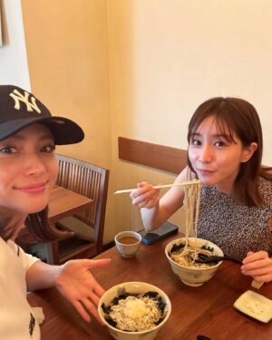 Karen Takizawa Instagram - ドラマの撮影合間はだいたいの決まってみな実さんと蕎麦食べにいきました☺️(まゆは撮影中😭)

おいしいお蕎麦屋さんたくさん知っていて、
あとは自分の知識になかった場所で撮影させていただく時は、お蕎麦屋さんを探して行ったりしています🔍

そこまでしても好きな蕎麦です。

蕎麦だいすきな3人(まゆ、みなみさん、わたし)なので話が合ってよかったです🥰

今日はしらすのおろし蕎麦を食べました。

美味しかったです、ほんとに🙂‍↕️♡

ドラマ撮影もたのしく写真とっているので、
また言いますね✨