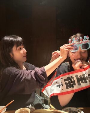 Karen Takizawa Instagram - まゆとみな実さんとごはんにおでかけした日🐟(夜ご飯のみ)

最後急にみなみさんがまゆに目を開いたり閉じたりし始めていて、何を一体しているんだろう？と思っていたら、、、

まゆがバッグからこのお祝い一直線のタスキとサングラス🕶️を出してくれて、祝ってくれました🥹✨

ありがとう、まゆとみなみさん🥹

ほとんどの1週間が３人に会うのに、
不思議です。

過ごしても過ごしても、話すことがあるんです🥰

毎日ちょっとずつ、私もまた素直になれる日が増えてきています。

ものすごい勢いで、話をして、まるで友達になる予定スケジュールに入っていたかのようにすんなり、友達道🛣️を歩けている気がします。

また、幸せです！

だって自分の人生を楽しくする旅人たちに出会えたから✨

今日もそんな2人は近くでドラマしてます☺️